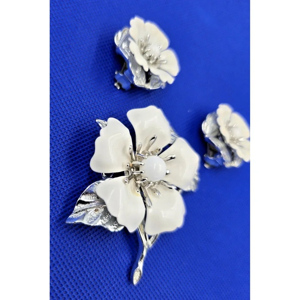 Vintage Sarah Coventry Brooch Summer Magic White Enamel Flower Pin Earrings 1964